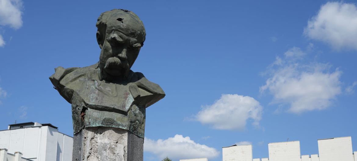 The monument of renowned Ukrainian poet, Taras Shevchenko, was damaged in the conflict.