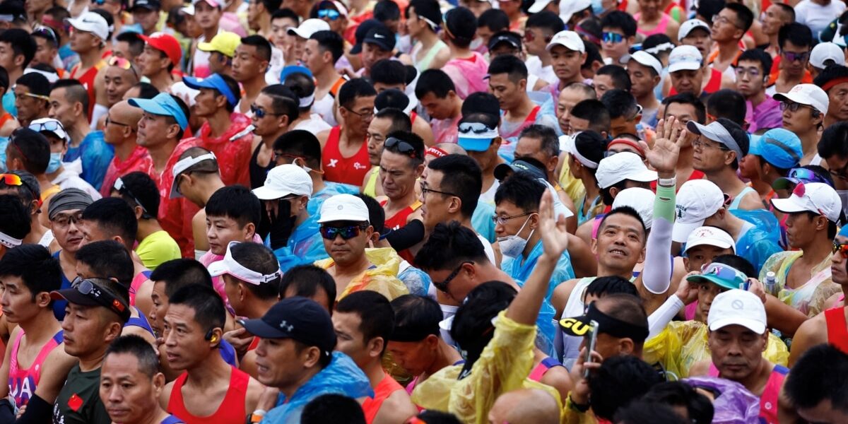 Despite the smog in Beijing, marathon runners remained unperturbed and did not wear masks.