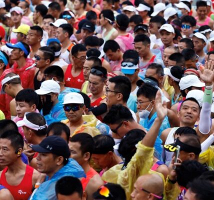Despite the smog in Beijing, marathon runners remained unperturbed and did not wear masks.