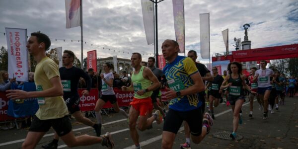 "Hundreds of citizens of Ukraine participate in a run in Kyiv to pay tribute to those who lost their lives in the conflict."