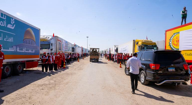The UN's relief chief sees the second aid convoy as a small sign of hope for the millions of people in Gaza.