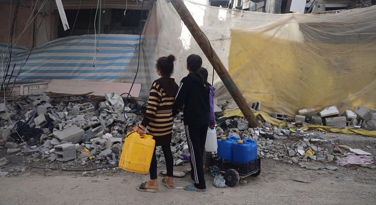 The United Nations aid agency has issued a warning that there is a severe shortage of safe drinking water in Gaza.