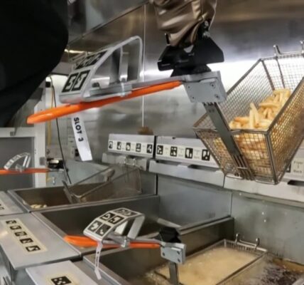 A new robotic restaurant is launching in California.