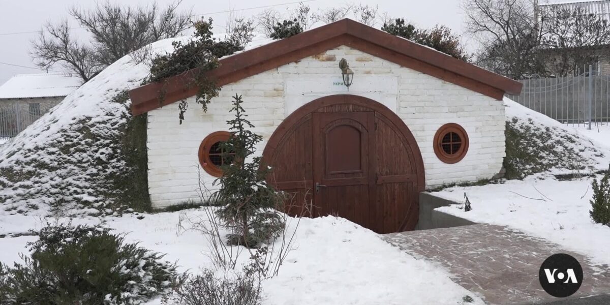 A shelter inspired by the hobbits provides relief for Ukrainian children experiencing stress.