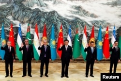 FILE - Chinese President Xi Jinping (center) poses for photos along with the presidents of Kazakhstan, Kyrgyzstan, Tajikistan, Turkmenistan and Uzbekistan during the China-Central Asia Summit in Xian, China May 19, 2023.