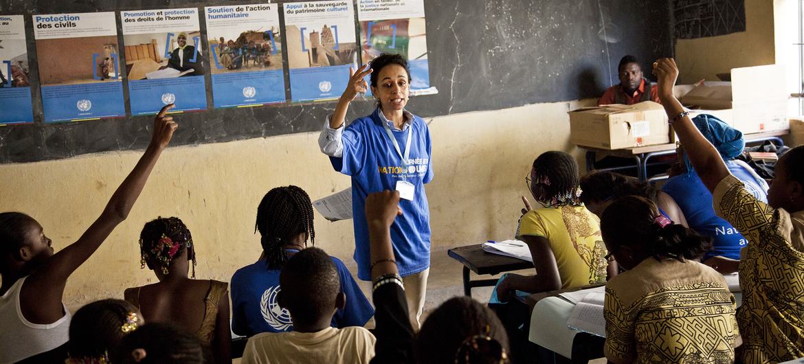 A UN civilian staff member explains the mandate of the peacekeeping mission, MINUSMA, to students in Bamako, Mali, in 2013. (file)