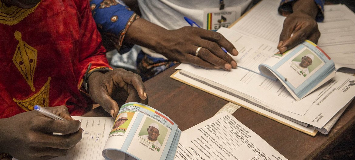 Election officials in Mali prepare materials for the second round of the presidential elections  on the day of the vote at a polling station in the Banaconi district in Bamako in 2018. (file)