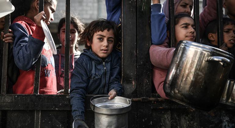 The United Nations humanitarian officials warn that there is a severe shortage of food in Gaza and it is not enough to meet the needs of the population.