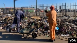 Garbage in most urban areas in Zimbabwe, such as Harare, goes uncollected for days, weeks or even months, creating a fertile breeding ground for cholera. (Columbus Mavhunga/VOA)