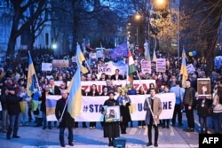 Demonstrators from around the globe come together to call on Putin to put an end to the conflict in Ukraine.