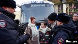 Several individuals arrested in Moscow during demonstration by Russian soldiers' spouses.