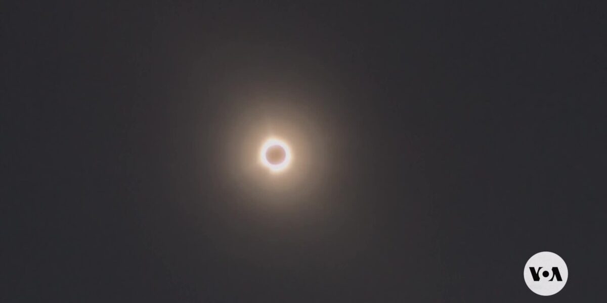 Massive crowds watch total solar eclipse over US