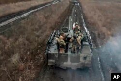 Russian troops advance in eastern Ukraine