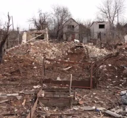 Ukrainians stay in front-line town despite danger, hardships