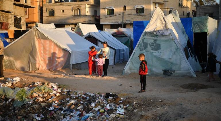 10,000 people feared buried under the rubble in Gaza