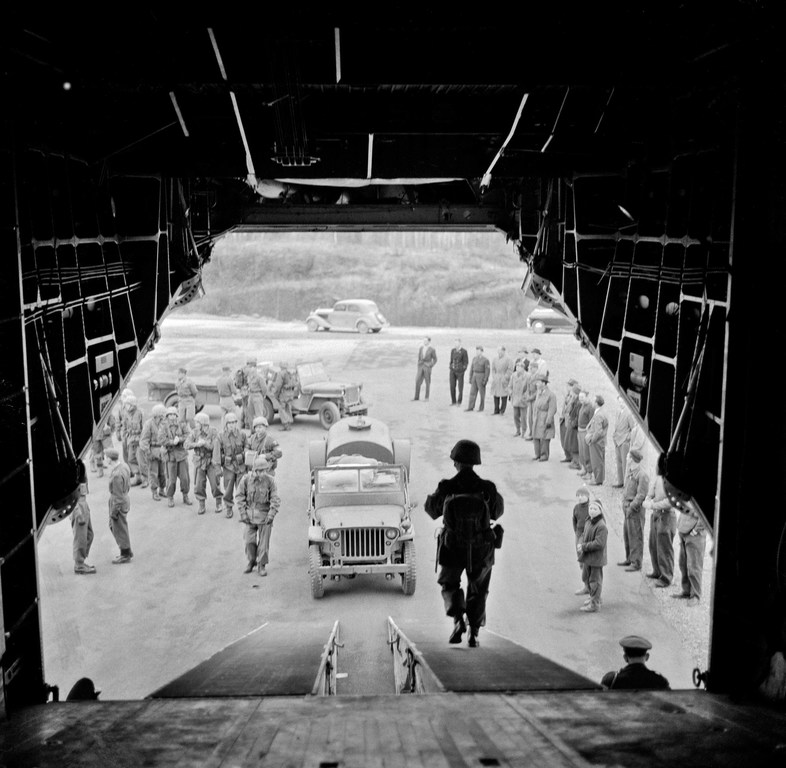 A Norwegian military unit of UNEF gets ready to depart from Fornebu airfield, near Oslo, Norway, on 13 November 1956. (file)