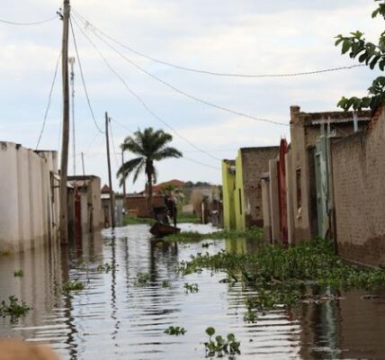 Unprecedented flooding displaces hundreds of thousands across East Africa