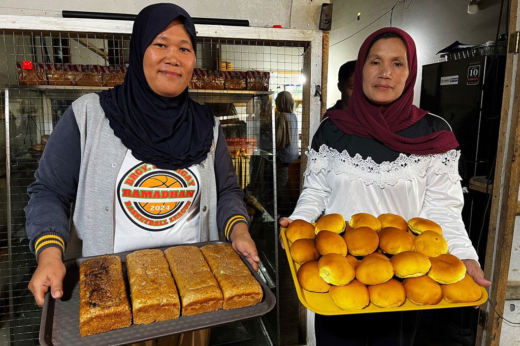 Nobaida Arig (left) and Beliante Matanog Cayongat, show their freshly baked products.