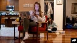 Some US families opt to raise teens sans social media