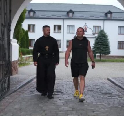 Ukrainian monk raises money for the front doing powerlifting