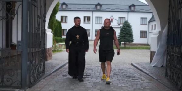 Ukrainian monk raises money for the front doing powerlifting