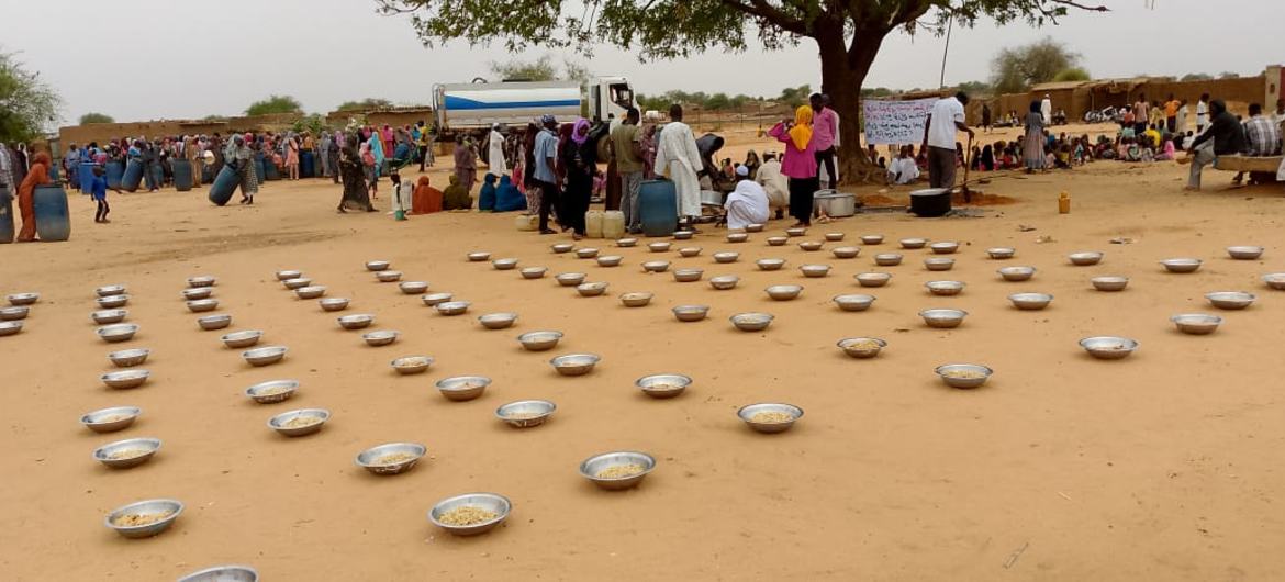 Families gather to have a meal prepared and provided by Zamzam camp emergency response room teams in North Darfur.