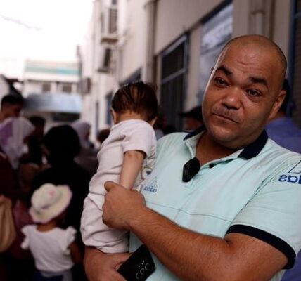 Between fear and hope, Gazans parents line up in their thousands to protect their children from polio