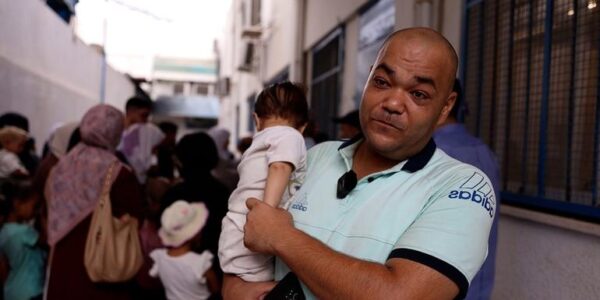 Between fear and hope, Gazans parents line up in their thousands to protect their children from polio