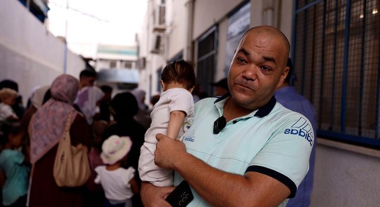 Between fear and hope, Gazans parents line up in their thousands to protect their children from polio