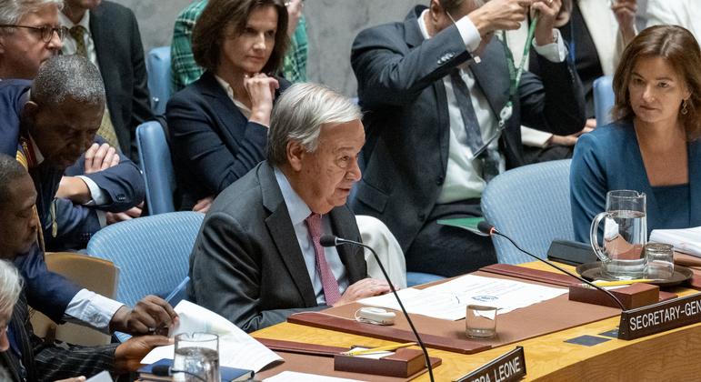 Secretary-General António Guterres briefs the UN Security Council meeting on the situation in Lebanon.