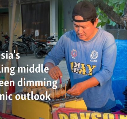 Indonesia's dwindling middle class seen dimming economic outlook