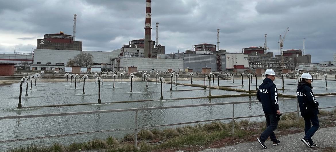 An IAEA expert mission team tours Zaporizhzhya Nuclear Power Plant and its surrounding area. (file) 