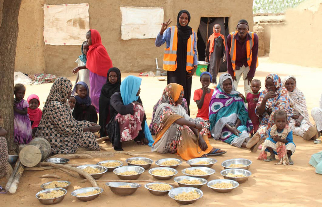 A youth-led emergency response room in Abu Shouk camp provides food for displaced people.