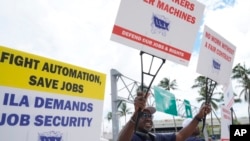 US dockworkers to suspend strike until January