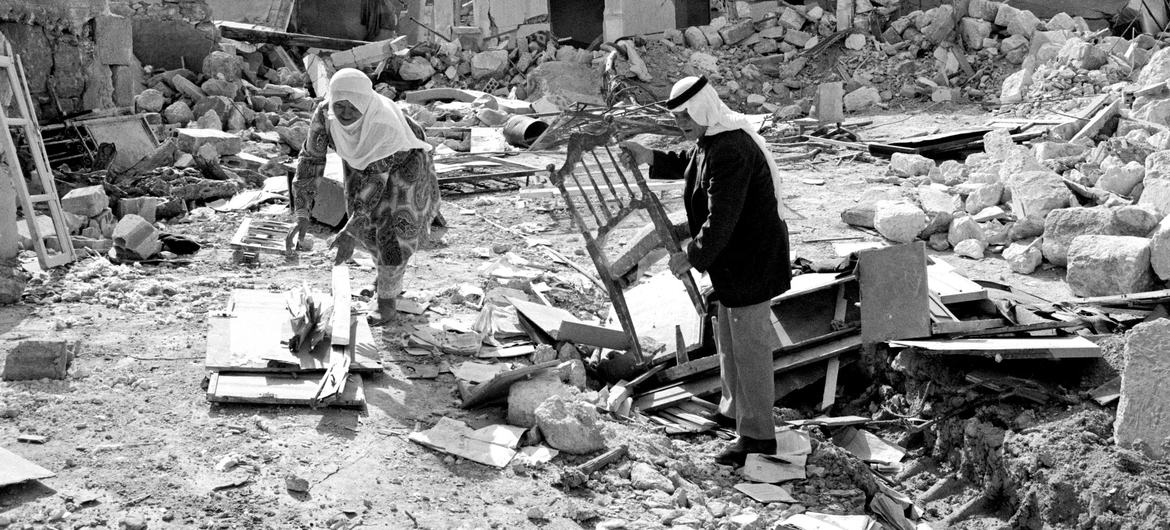 Displaced people returning to their homes in the Israeli-held town of Abaseeyeh, which was destroyed during the Israeli invasion of southern Lebanon in 1978. (file)