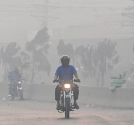 Lahore air pollution hits historic high, forcing school closures