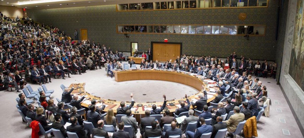 The Security Council unanimously adopts resolution 2254 on Syria negotiations (file)