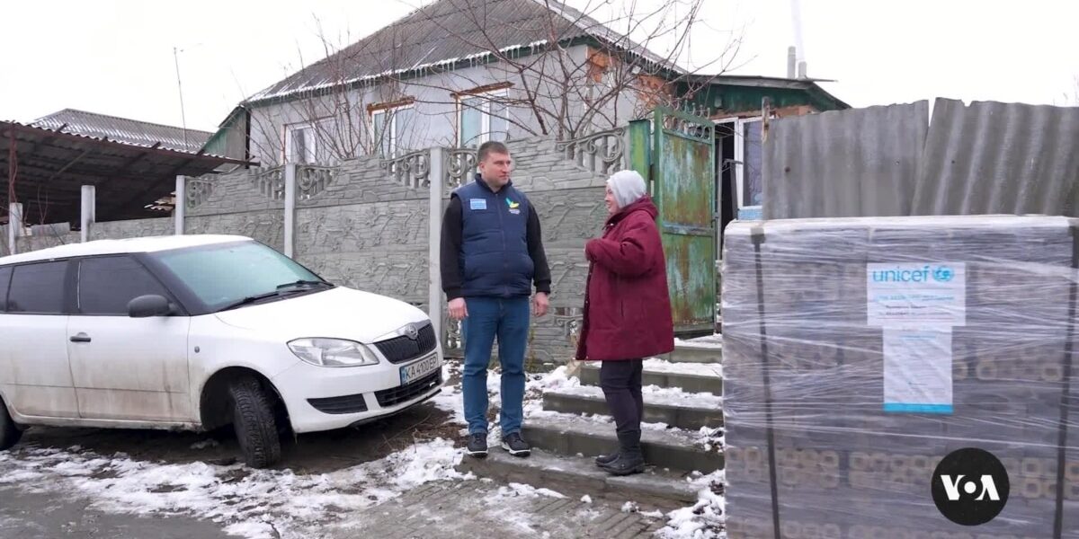 In Ukraine's Kharkiv region, aid workers risk lives to keep residents warm