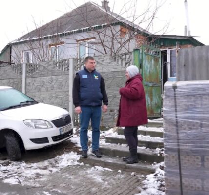 In Ukraine's Kharkiv region, aid workers risk lives to keep residents warm