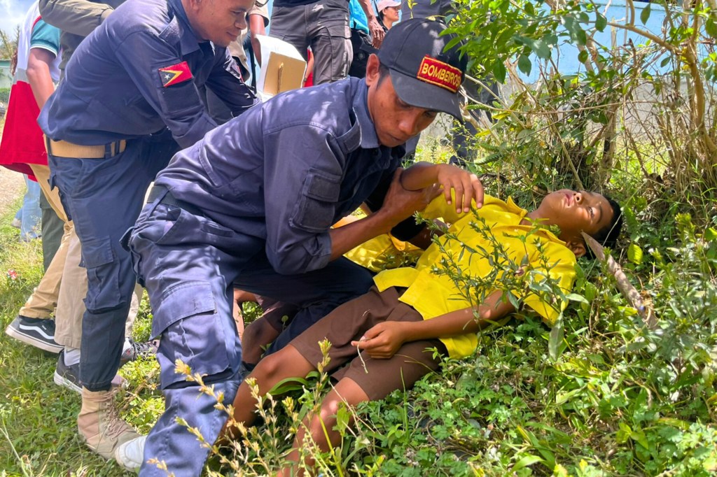 In a disaster simulation exercise in Orlalan village, Timor-Leste, children receive first aid