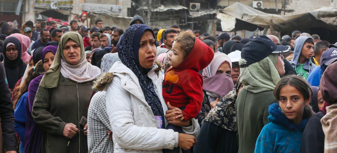 Women and children queue for bread at a bakery in Khan Younis. (file)