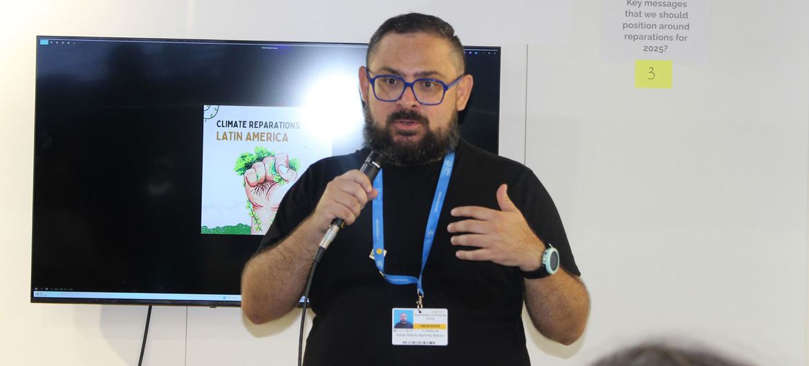 Adrián Martínez, director of La Ruta del Clima, facilitates a workshop on climate reparations at COP 29.