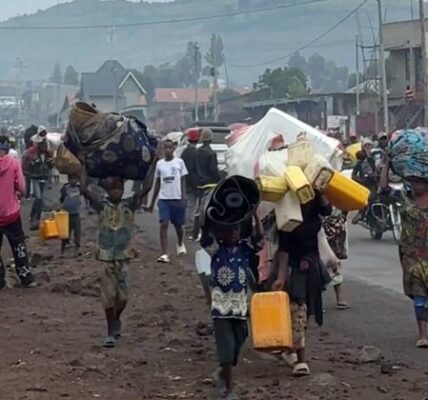 DR Congo crisis: Thousands flee clashes in South Kivu