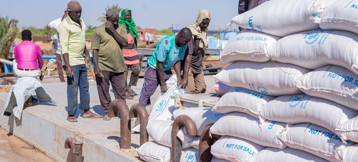 Sudan. Offloading of barge transported food aid