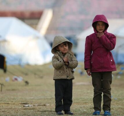 Syria: Thousands of displaced head home, but many refugees still wary