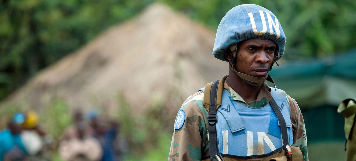 A member of MONUC’s South African parachute battalion on patrol duties around the village of Ntamugenga. (file)