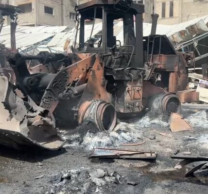Gaza: Destruction of vital lifting gear halts search for thousands buried under rubble