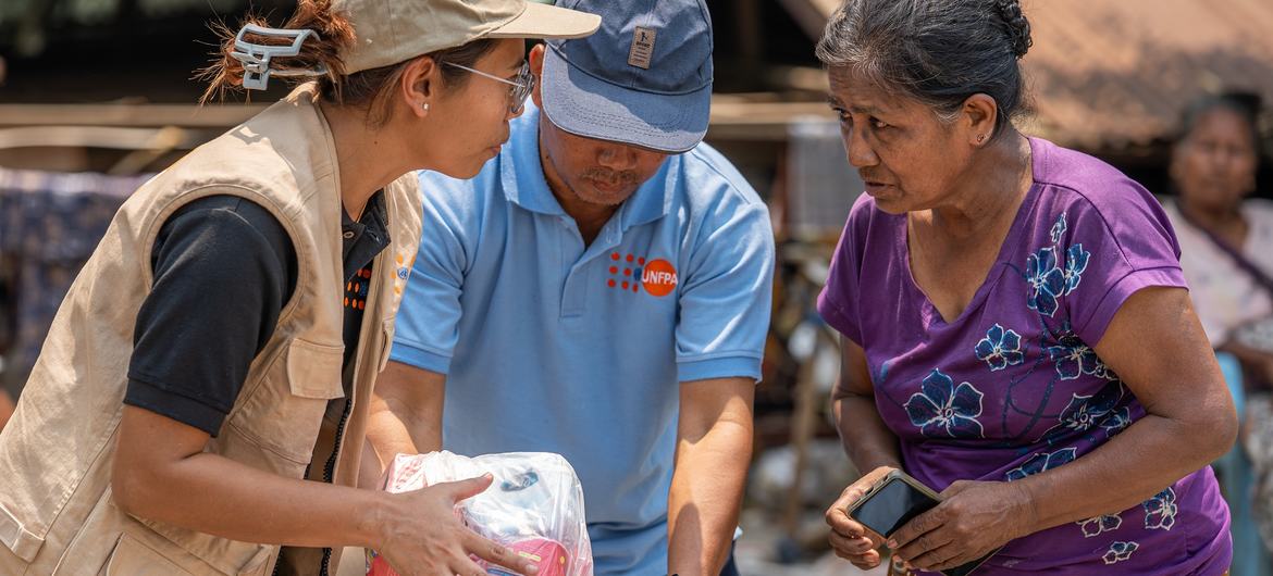 A woman affected by earthquake receives relief items including UNFPA's dignity kits during UN joint distribution in Sagaing, Myanmar. A woman affected by earthquake receives relief items including UNFPA's dignity kits during UN joint distribution in Sagaing, Myanmar.