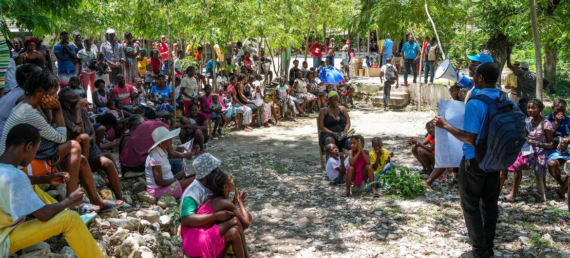 Dozens of people displaced from the Haitian communes of Mirebalais and Saut-d’Eau attend hygiene awareness sessions in Boucan Carré. Dozens of people displaced from the Haitian communes of Mirebalais and Saut-d’Eau attend hygiene awareness sessions in Boucan Carré.