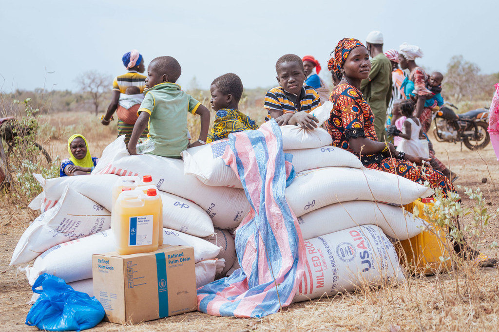 Vulnerable populations in Morolaba, Burkina Faso, receive emergency airlifted food assistance. Vulnerable populations in Morolaba, Burkina Faso, receive emergency airlifted food assistance.
